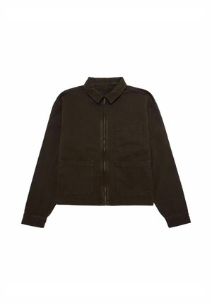 Donkergroene ritsjack met een klassieke kraag, twee voorzakken en lange mouwen. Gemaakt van duurzaam katoen met een gladde textuur.