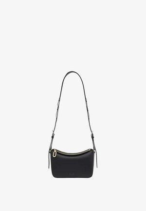 Pequeño bolso de hombro negro de cuero con cremallera dorada y correa ajustable, mostrado sobre un fondo blanco liso.