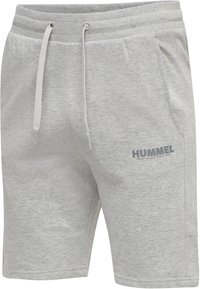 Pilkos medvilnės mišinys šortai su elastingu juosmeniu ir užtrauktuku. Yra dvi šoninės kišenės ir Hummel logotipas kairėje šlaunyje.