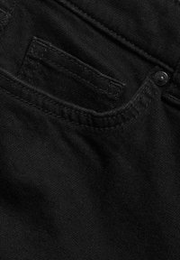 Svart denimtyg med en liten framficka, prydd med kontrasterande sömmar och en svart metallknapp. Slät textur, hållbar design.