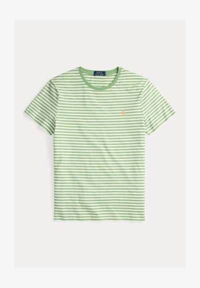 Tricou cu mânecă scurtă, în dungi verzi, cu dungi alternate de verde deschis și verde închis. Are un guler rotund și un mic logo pe piept.