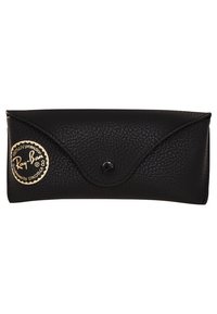 Schwarze Leder-Sonnenbrillenetui mit strukturiertem Finish, Druckknopfverschluss und einem goldenen Logoetikett auf der Vorderseite.