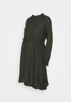Robe de maternité vert foncé en tissu léger, avec un col rond, une taille élastique et des manches longues à poignets froncés.