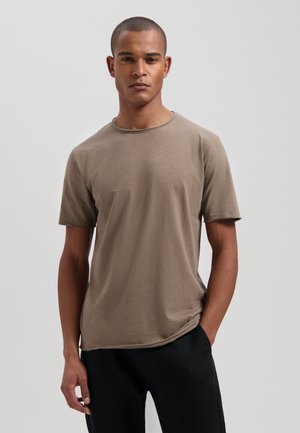 Bruine T-shirt met korte mouwen en ronde hals, gemaakt van zacht materiaal, met een relaxte pasvorm en subtiele textuur.