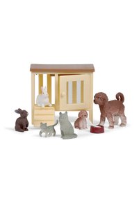 Plastic dierenfiguren waaronder een konijn, kat, hond en anderen, naast een klein, beige dierenhuis met een bruine dak en trappen.