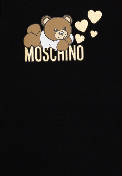 T-shirt nera con grafiche di un orsacchiotto marrone che indossa una camicia bianca e ha cuori dorati, con la scritta "MOSCHINO" in lettere dorate.