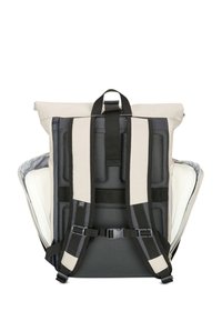 Sac à dos à rabat en beige clair avec des bretelles réglables noires. Présente un rembourrage en mesh au dos et une fermeture à boucle pour un soutien supplémentaire.