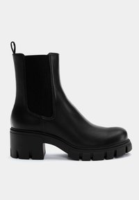 PULL&BEAR Kotníkové boty na platformě - black