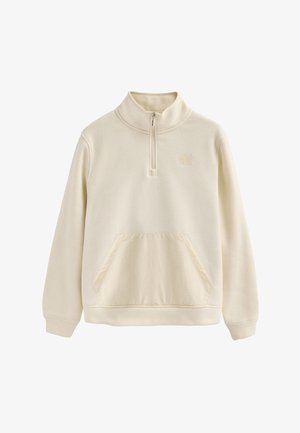 Pullover sweatshirt i cream med en halv-zip krave, front kangaroo lomme, blød fleece tekstur og et kvadratisk logo-patch på brystet.