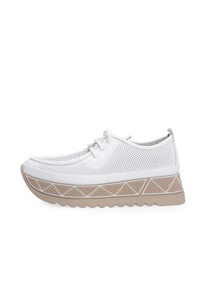 Weißer Netz-Schnürschuh mit dicker beiger Sohle, die ein geometrisches Rautenmuster und ein wellenförmiges Profil für den Freizeitschuh aufweist.