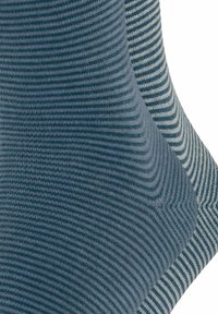 Zwei Paar Baumwollsocken: eines in Dunkelblau mit feiner Rippung und das andere in Hellblau mit dünnen, abwechselnden Streifen.