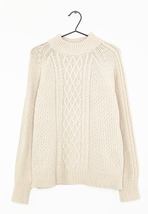 Cremeweißer Strickpullover mit Zopfmuster und Strukturmuster, gerippter Rundhalsausschnitt, Bündchen und Saum, an einem schwarzen Kleiderbügel hängend.