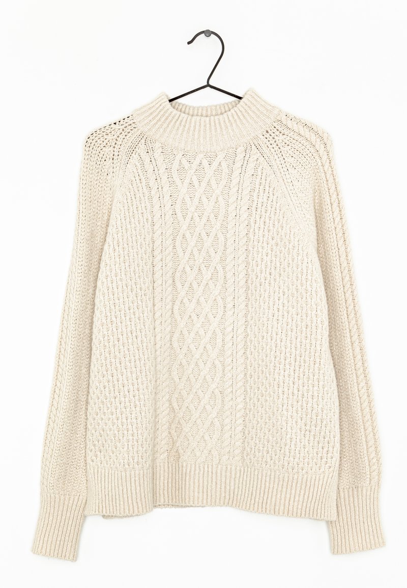 Pull tricoté écru avec motifs torsadés et texturés, col rond, poignets et ourlet côtelés, suspendu à un cintre noir.