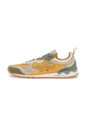 Sneaker basse con pannelli beige, gialli, verdi e blu, lacci blu, suola texturizzata e "Flower Mountain" stampato sul lato.