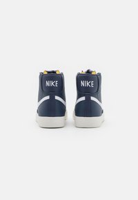 Nike Sportswear BLAZER '77 UNISEX - Sapatilhas de cano alto - thunder blue/white/blue-sail/team orange