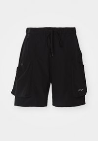 Schwarze Cargo-Shorts aus leichtem Material, ausgestattet mit einem elastischen Bund mit Kordelzug, mehreren Seitentaschen und einem Logo-Akzent.