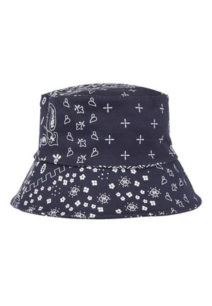Marineblå bøllehat med hvide paisley-, blomster-, hjerte- og korsmønstre, der dækker stoffet.