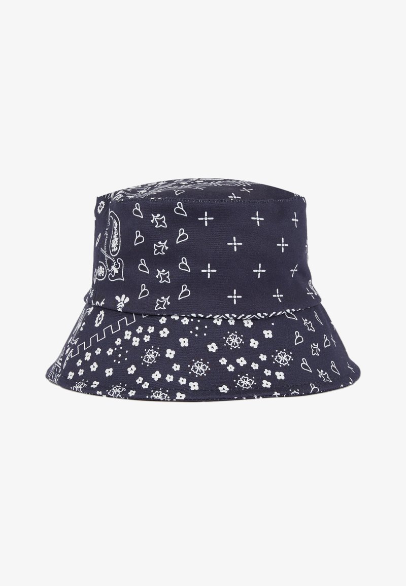 Bob bleu marine avec des motifs blancs paisley, floraux, en forme de cœur et de croix couvrant le tissu.