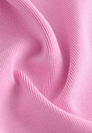 Helle rosa gestrickte Textilie mit einer weichen, strukturierten Oberfläche; zeichnet sich durch feine Rippmuster und sanfte Drapierung aus, die Flexibilität und Wärme demonstriert.