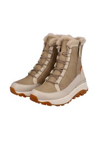 Botas de senderismo marrones con acentos blancos y un collar de piel sintética. Cuentan con una suela de goma resistente y un diseño de cordones con cordones metálicos decorativos.
