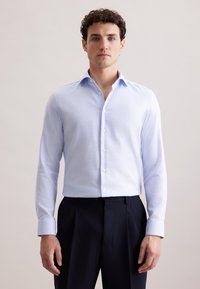 Lichtblauw gestreepte overhemd met een ontspannen kraag, lange mouwen en knoopsluitingen, gecombineerd met donkere broeken. Glad textielafwerking.