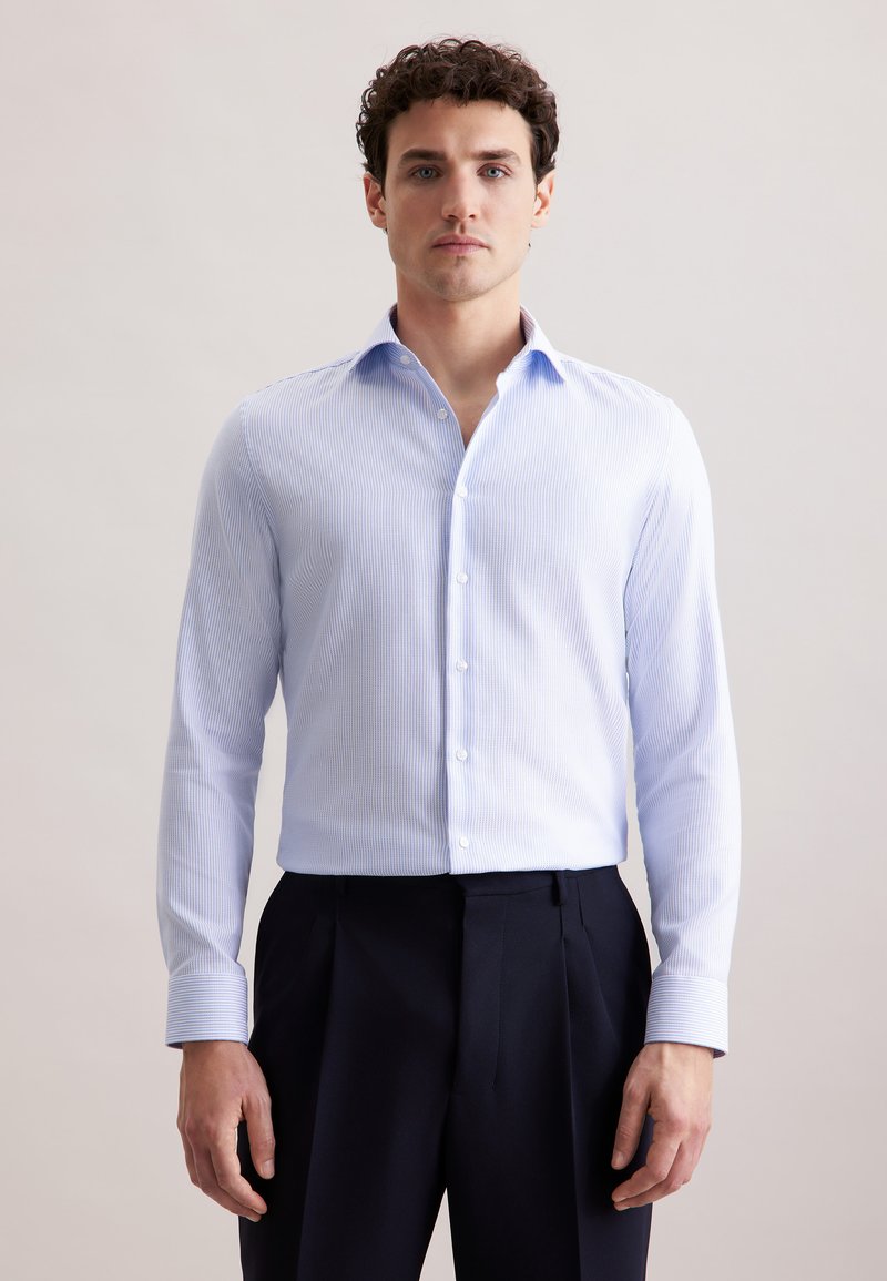 Lichtblauw gestreepte overhemd met een ontspannen kraag, lange mouwen en knoopsluitingen, gecombineerd met donkere broeken. Glad textielafwerking.