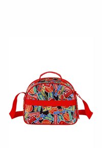 Sac rouge avec une base noire, orné d'impressions colorées de style patch, incluant des chiffres et des logos sur le thème de la course. Sangle et poignée ajustables incluses.