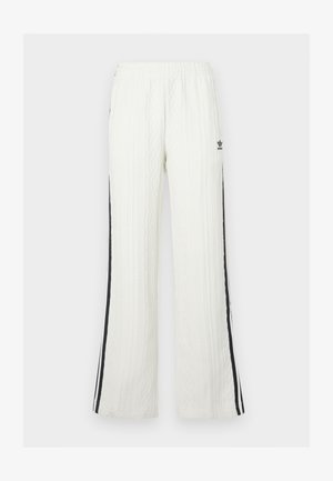 Bílé texturované kalhoty Adidas s černými pruhy po stranách a malým logem na horní levé stehně, elastický pas a rovné nohavice.