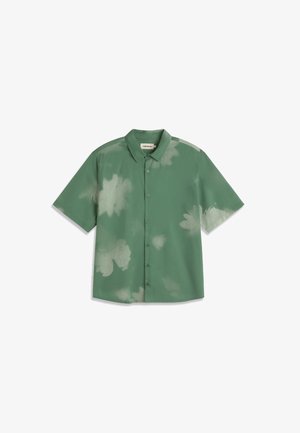 Chemise verte à manches courtes avec col à pointes et motifs clairs ressemblant à un effet délavé sur le tissu.