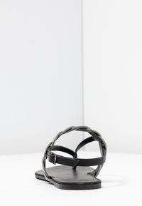 Anna Field Wide Fit Sandálias em T - black