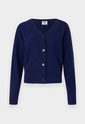 Dunkelblauer Strickcardigan mit V-Ausschnitt, Zopfmuster, langen Ärmeln, gerippten Bündchen und Saum sowie vier Knöpfen auf der Vorderseite.