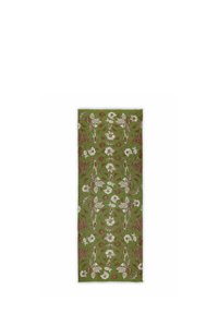Chemin de table floral en tissu vert, orné de fleurs et de feuilles blanches et brunes, avec des détails complexes et un bord ourlé.