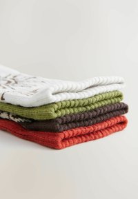 Fem par strikkede sokker stablet. Farverne inkluderer hvid, grøn, brun, mørkebrun og rød. Teksturerede mønstre er synlige på stoffet.
