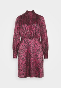 Robe à manches longues en tissu rose foncé avec un motif abstrait noir, dotée d'un col montant et d'une taille cintrée pour définir la silhouette.