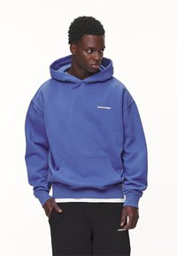 Pegador LOGO OVERSIZED  - Jersey con capucha - washed retro blue/white gum