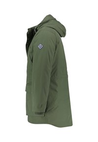 Giacca impermeabile verde con cappuccio, caratterizzata da una chiusura frontale con zip, tasche laterali e una patch con logo sulla spalla sinistra. Texture liscia.