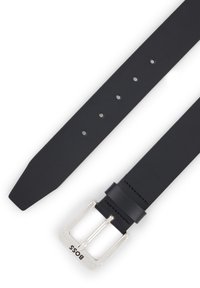 Cinturón de cuero negro con hebilla rectangular de plata, que cuenta con seis agujeros de ajuste, correa plana y punta afilada. El nombre de la marca está grabado en la hebilla.
