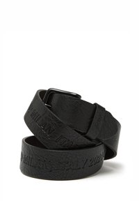 Zwarte leren armband met geperste tekst "Milan, Italy 2021". Gladde textuur, overlappend ontwerp, bevestigd met een rechthoekige zwarte gesp.