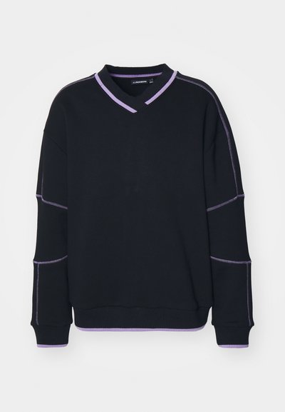 Felpa nera con scollo a V, con accenti a costine viola sul colletto e sui polsini. Realizzata in tessuto morbido con una vestibilità comoda.