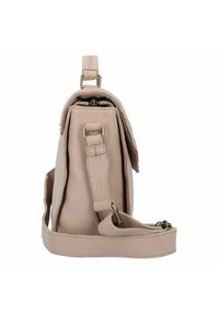 Borsa a tracolla piccola in pelle rosa con chiusura a patta, tracolla regolabile e accessori in metallo. Presenta una texture liscia e una forma compatta.