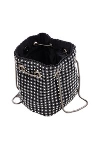 Borsa a secchiello in tessuto nero con borchie argentate, chiusura con coulisse e dettagli metallici. Superficie testurizzata e base rotonda con tracolla regolabile.