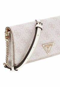 Sac à main gris clair à motif avec un logo triangulaire doré, une bandoulière amovible et des détails en chaîne. Fabriqué en matériau synthétique texturé.