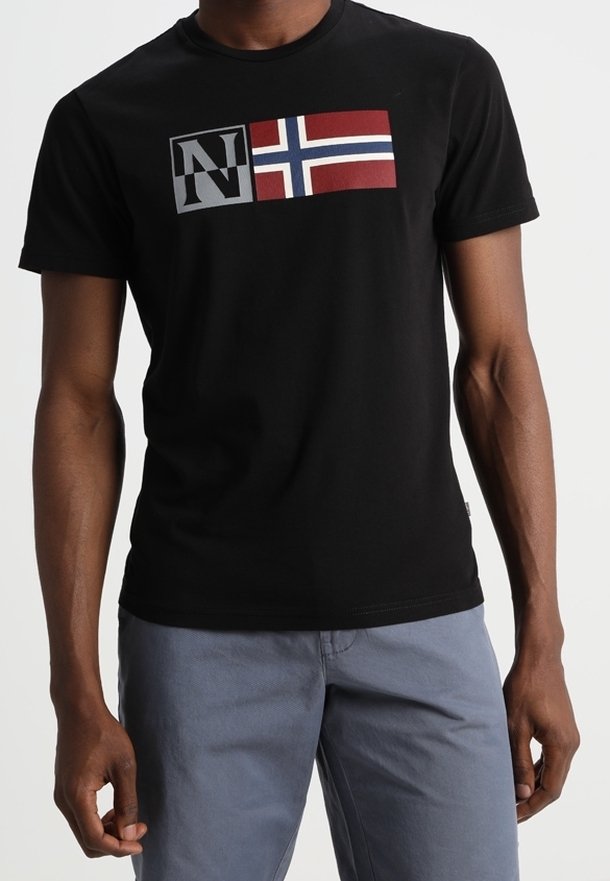 Schwarzes T-Shirt mit kurzen Ärmeln, das ein Grafikdesign der norwegischen Flagge und ein "N"-Design in Graustufen und Bordeauxrot zeigt. Aus Baumwollmaterial und in taillierter Form.