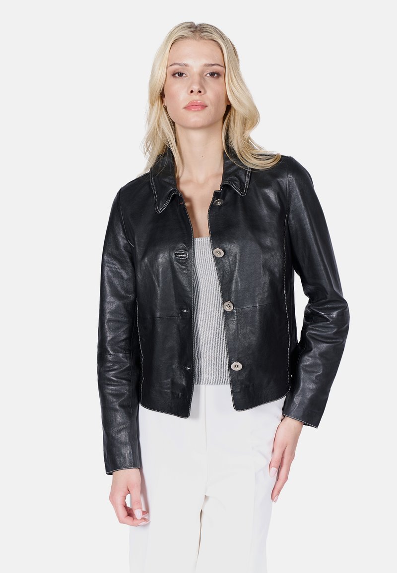 Černá kožená bunda s límcem, předním zapínáním na knoflíky a kontrastním bílým švem. Středně dlouhé rukávy a přiléhavý střih.