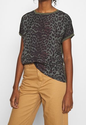 Kortärmad T-shirt med ett grönt leopardtryck på en mörk bakgrund, med rundad halsringning och avslappnad passform.