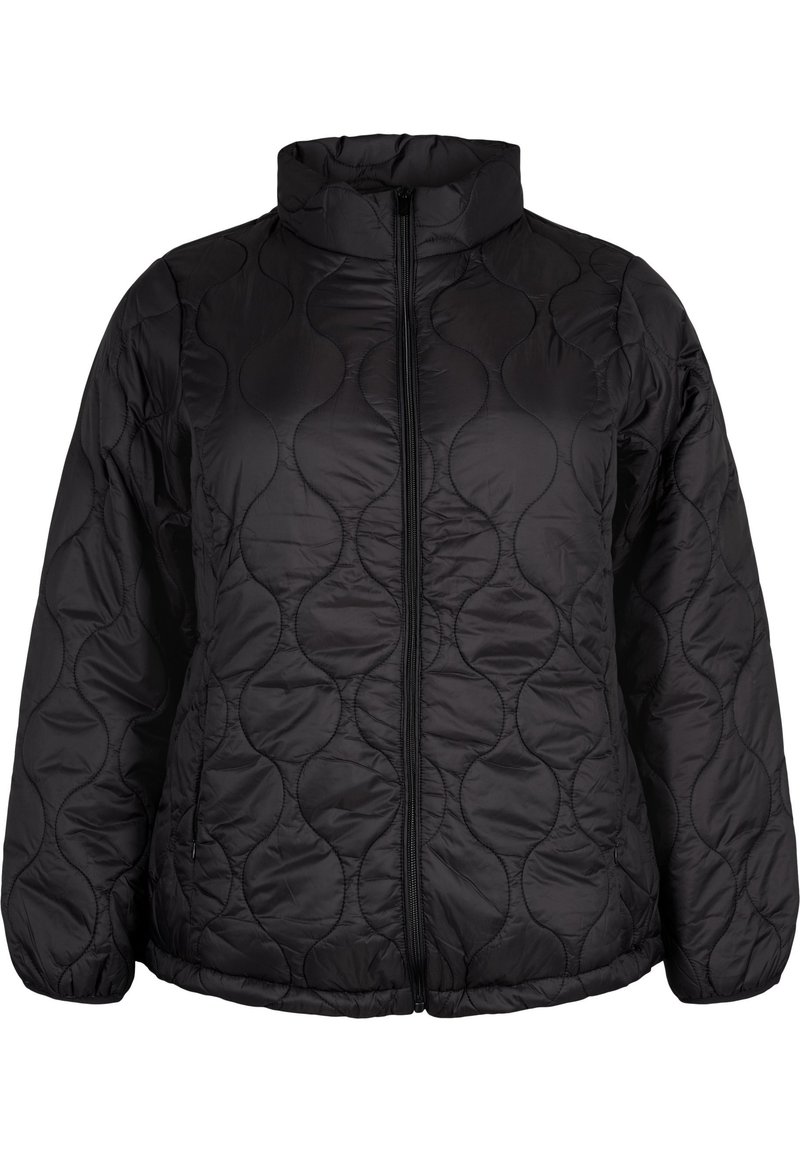 Giacca nera trapuntata con colletto alto, dotata di chiusura con zip e un motivo ondulato testurizzato. Realizzata in materiale sintetico leggero.