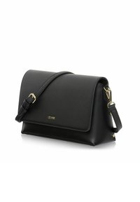 Czarna skórzana torba na ramię z klapką, regulowanym paskiem, złotymi akcentami i gładką fakturą. Rozmiar: średni.