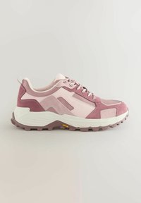 Helles Pink und Mauve Sport Schuh mit einer strukturierten Mischung aus Wildleder und Mesh, einer gepolsterten Sohle und einer robusten Vibram-Außensohle für Traktion.