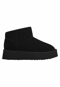 Bottines en suede noir avec un bout arrondi, une semelle en caoutchouc plate et un design supérieur lisse et sans coutures. Accentué par des détails de couture subtils.