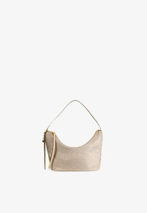 Lille beige skuldertaske med tekstur, buet topkant og tynd strop, med en sidelomme med lynlås og to kvaster.